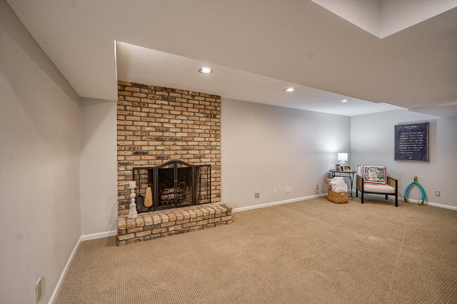 Building Photo - "Charming 3-Bed Townhouse with Scenic View...