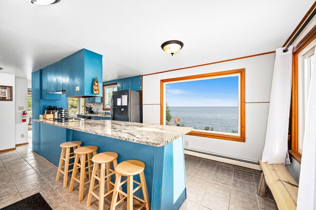 Building Photo - 278 Scenic Dr FURNISHED 4 BR On Lk