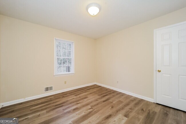 Building Photo - 2350 Bankstone Dr SW