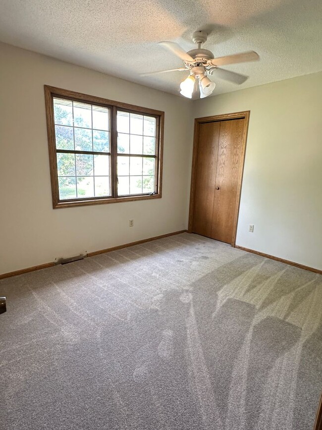 Building Photo - Lakeville Single Family Home, Dishwasher, ...