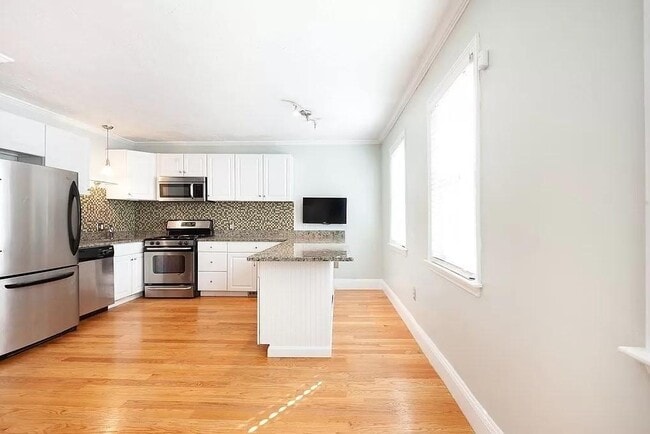 Building Photo - 177 H St