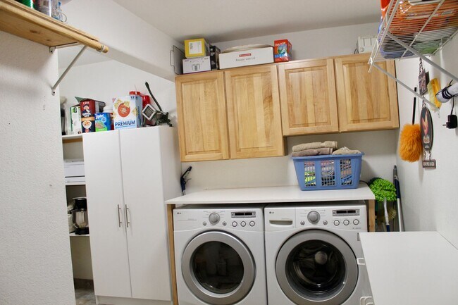 Building Photo - Gorgeous