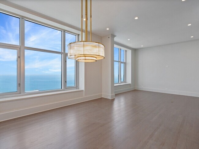 Building Photo - 132 E Delaware Pl