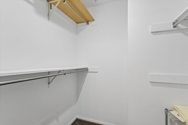 Building Photo - 1601 Thames Ct