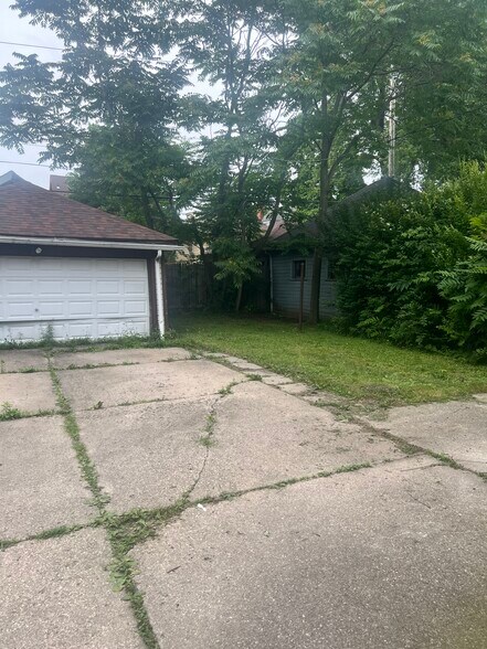 Building Photo - 426 W Delavan Ave