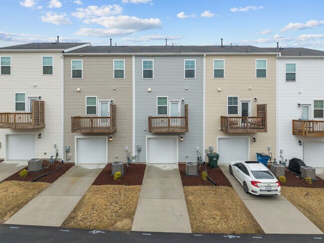 Building Photo - Raleigh Living Made Easy – 3BR Townhome w/ Amenities & Prime Location