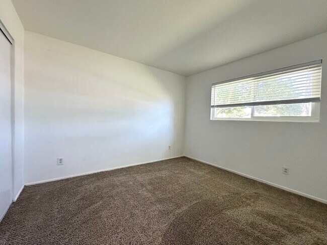 Building Photo - Beautiful three bedroom two bath home in Roseville!!
