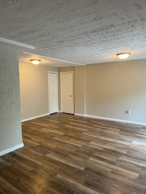 Building Photo - Spacious 2BR/1BA in Hendersonville! Completely renovated!