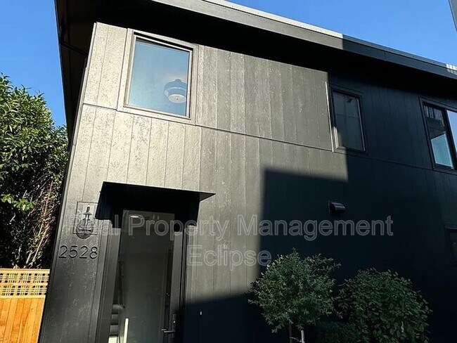 Building Photo - 2528 27th Ave W