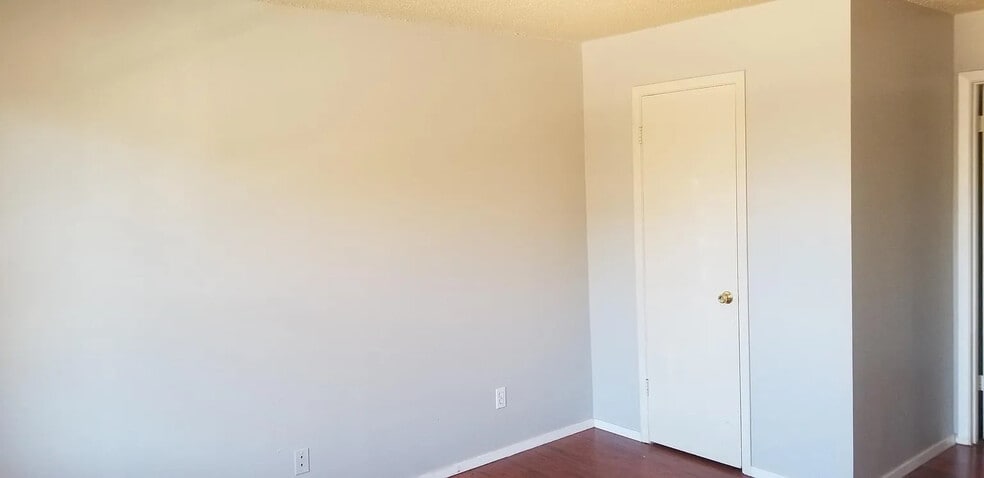 Building Photo - Room in Apartment on West Loop