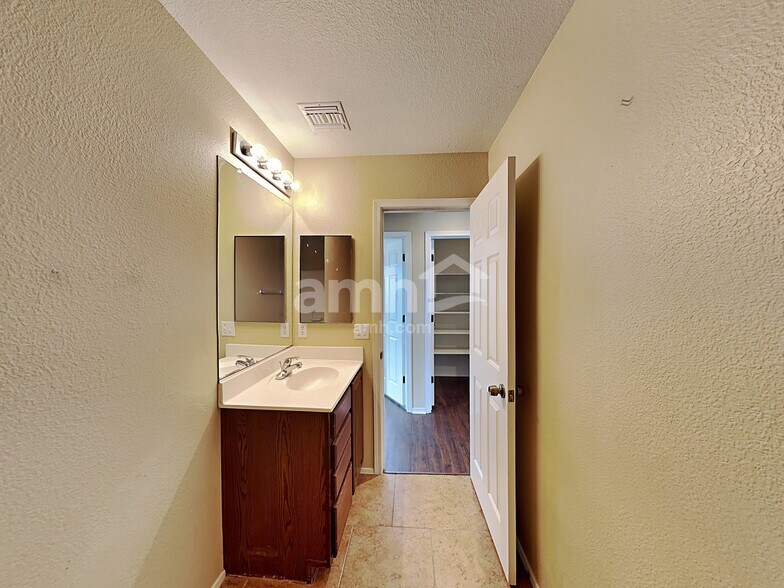 Building Photo - 8143 W Eagle Heart Ct