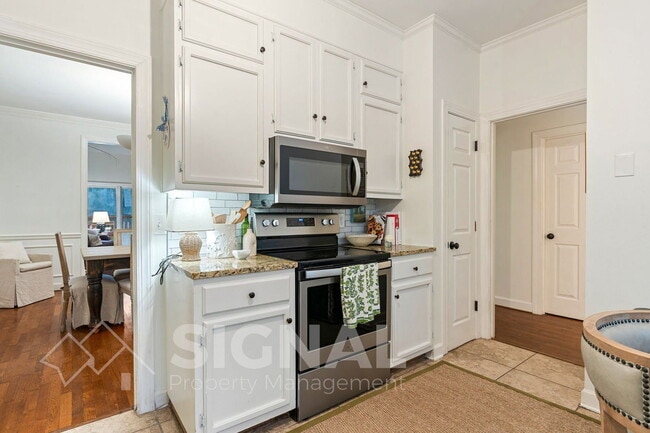 Building Photo - 709 Stonewall Dr