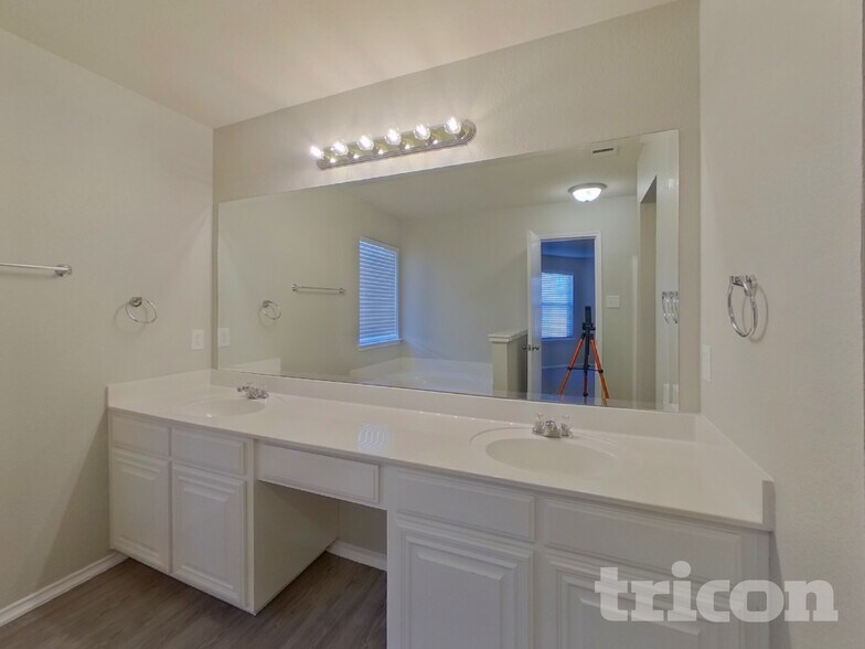 Building Photo - 10712 Braemoor Dr