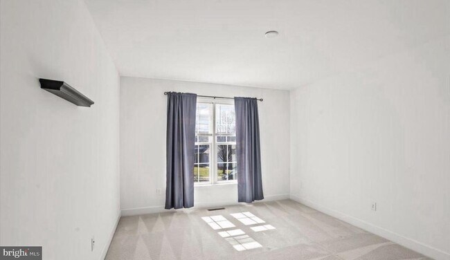 Building Photo - 10 Lenox Ct