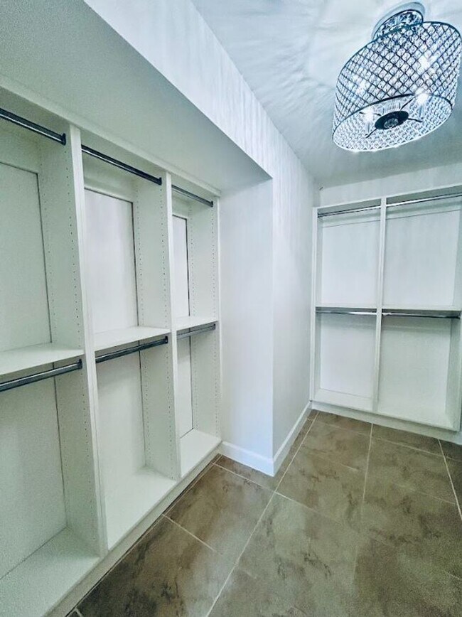 Building Photo - Large Updated 1 Bedroom 1.5 Bath Condo - S...