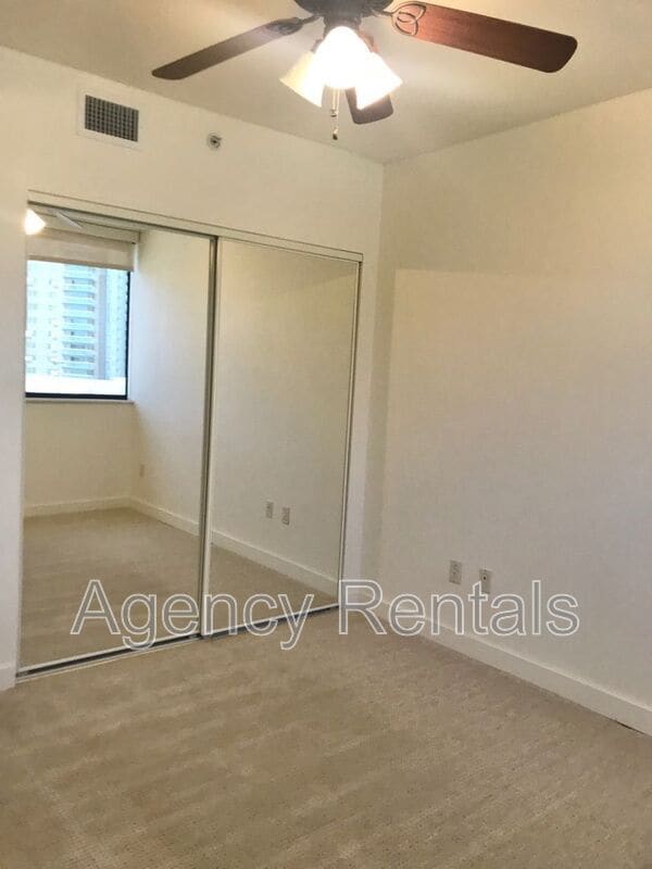 Building Photo - 600 Queen St