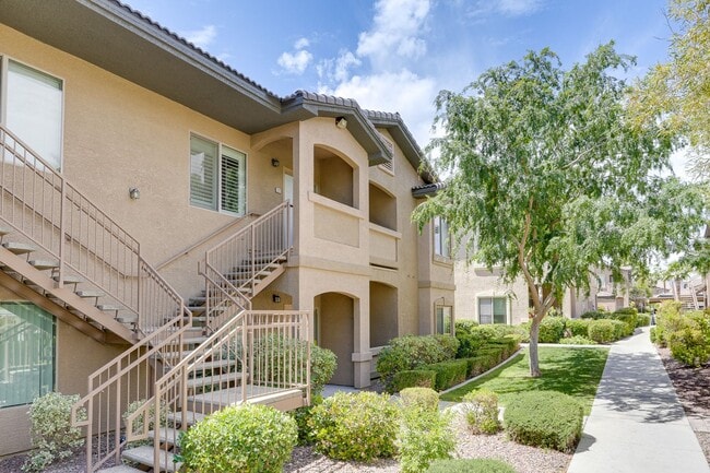 Building Photo - Charming 3 Bedroom Rental with Fireplace, ...