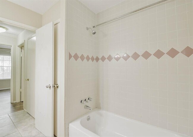 Building Photo - 2915 Valley Rose Dr