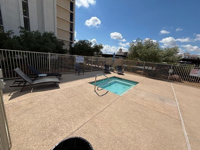 Building Photo - Stunning 2-Bed, 2-Bath High-Rise Residence...