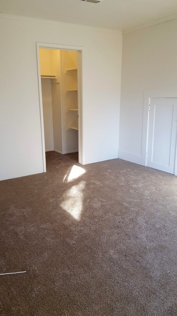 Building Photo - Three bedroom, 2 bath with high ceilings d...