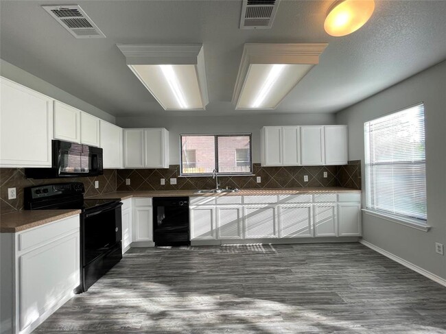 Building Photo - 203 Rim Rock Dr