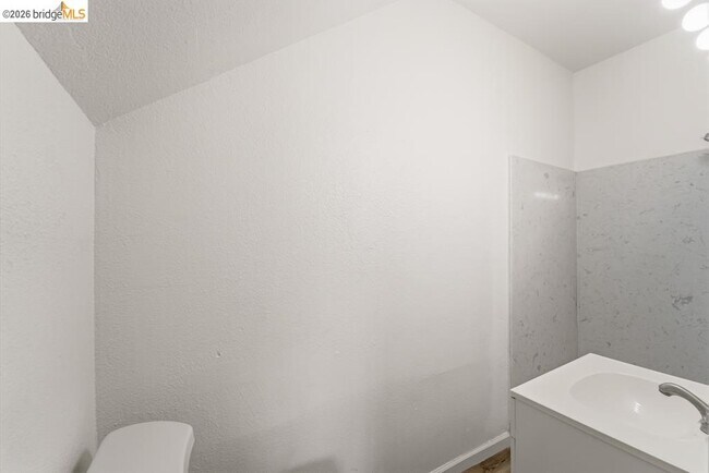 Building Photo - 400 Bissell Ave