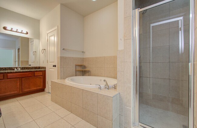Building Photo - 10205 Brooktree Dr