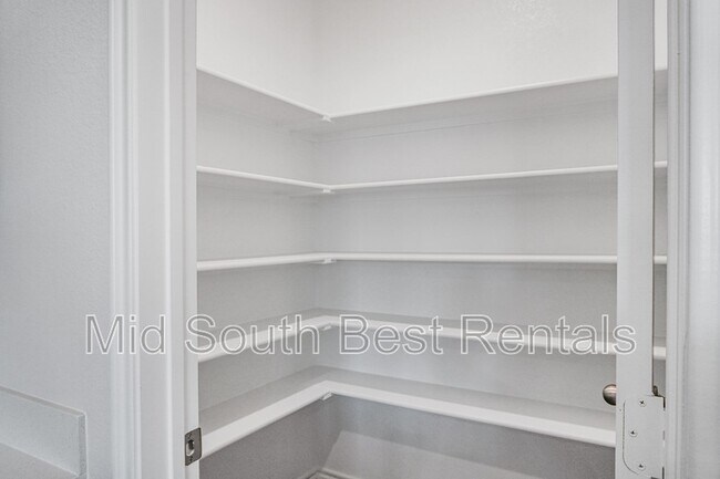 Building Photo - 220 Redwood Rd