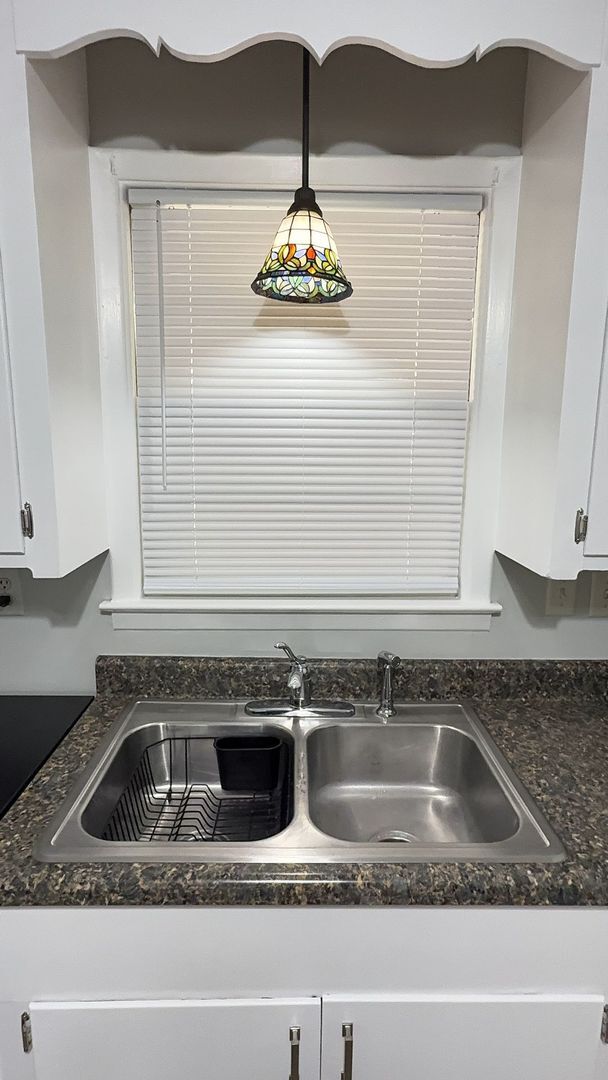 Building Photo - 2BR Duplex with Washer/Dryer + Fresh Updates + Lawn care included