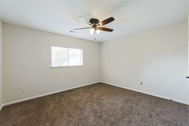 Building Photo - 17106 Summer Hollow Dr