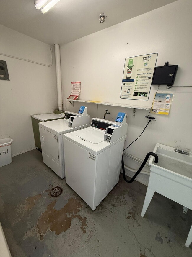 Building Photo - Spacious 3-Bedroom Apartment in Hazelwood!