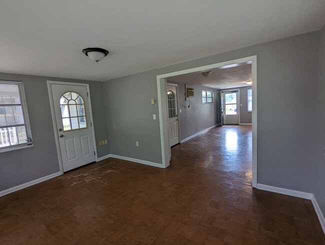 Building Photo - Nicely Sized One Bedroom House in Bevelry ...
