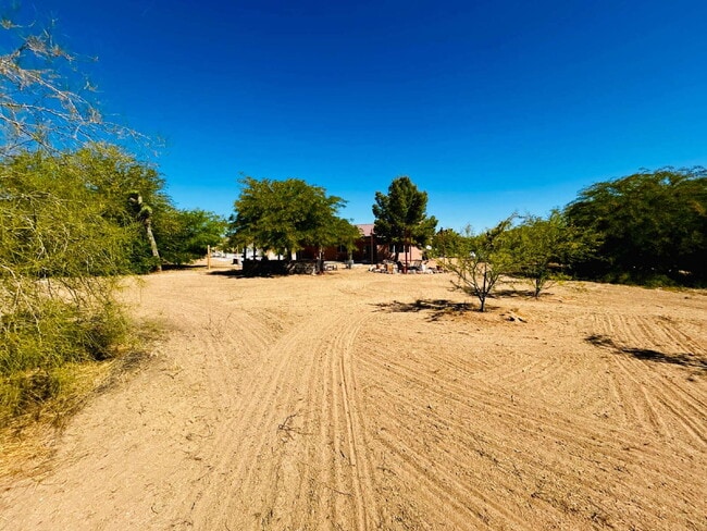 Building Photo - Gorgeous, renovated home on 2 acres in quiet neighborhood.