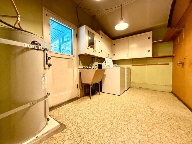 Building Photo - Cozy-Chic in Parkrose ~ Large Fenced Yard with Attached Garage & A/C~ Pets Welcome