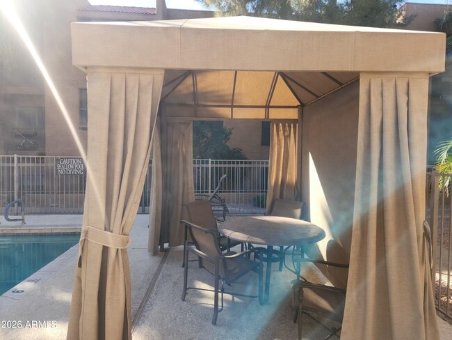 Building Photo - 2625 E Indian School Rd