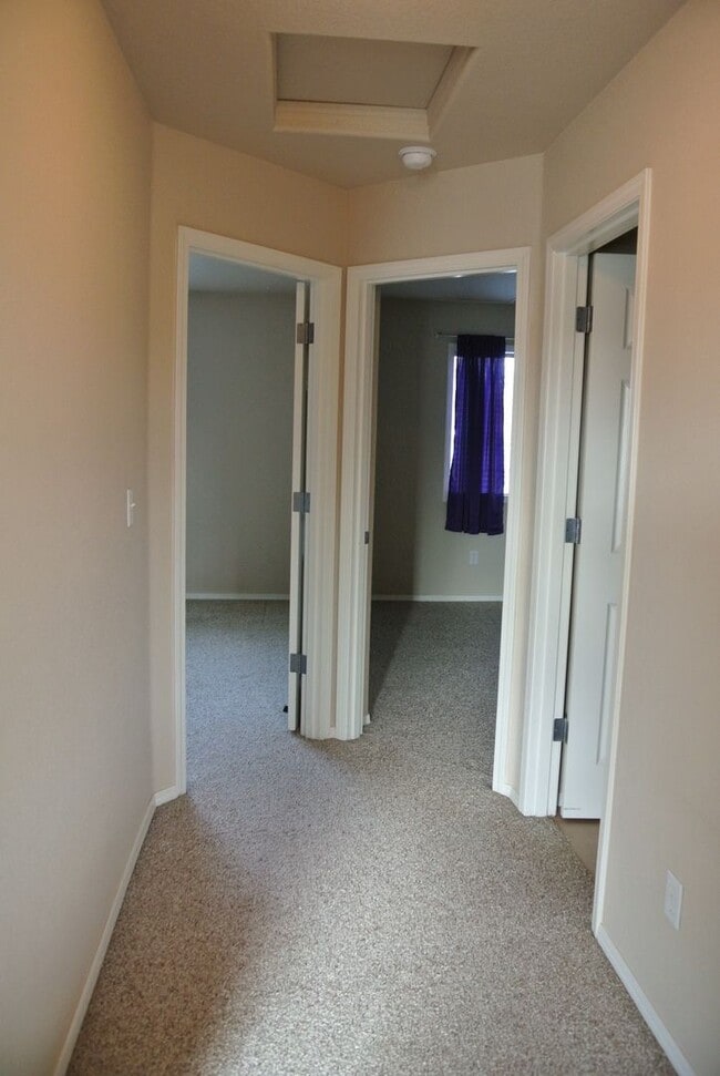 Building Photo - Spacious 3 bedroom 2.5 bath home in SE Cor...