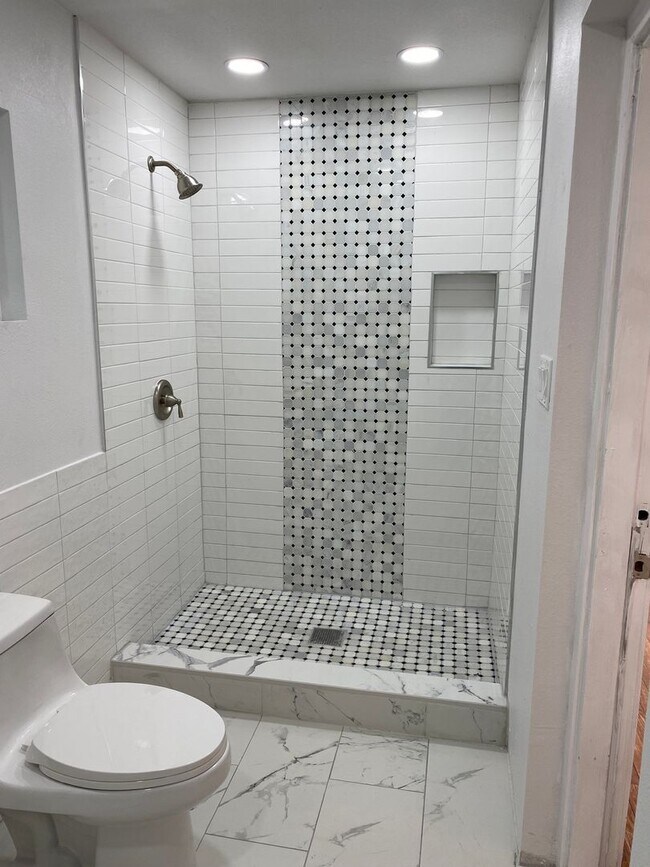 Building Photo - UT PRE LEASE: Charming 3 bed / 2 bath Hous...