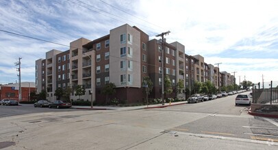 Building Photo - Flores del Valle