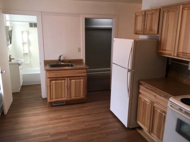 Kitchen unit 204 1/2 - 204 E 4th St