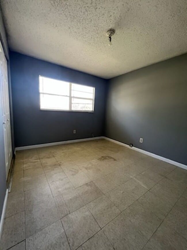 Building Photo - 3401 Ave R NW