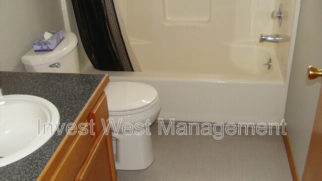 Building Photo - 2515 NE 83rd Wy