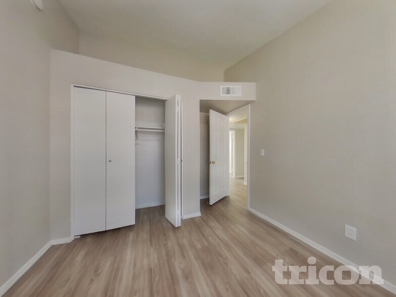 Building Photo - 515 E Rockwood Dr