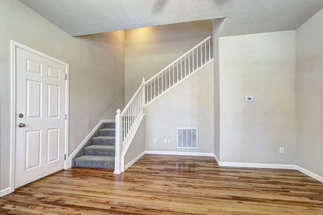 Building Photo - Meadows townhome 3 bed 2 bath, in Morgan's...