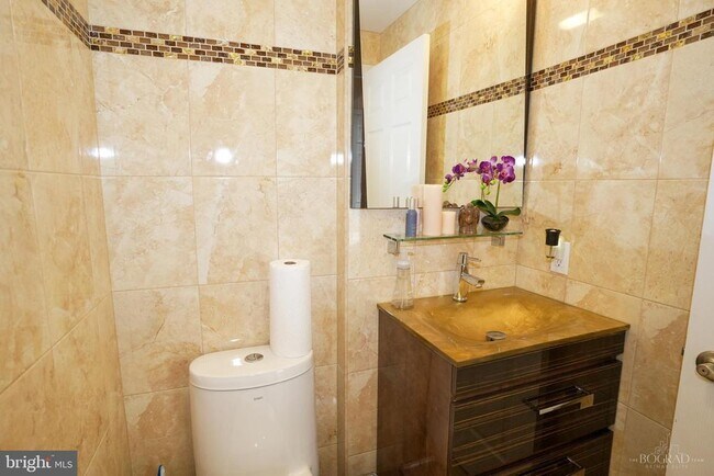 Building Photo - 201 White Pine Ct