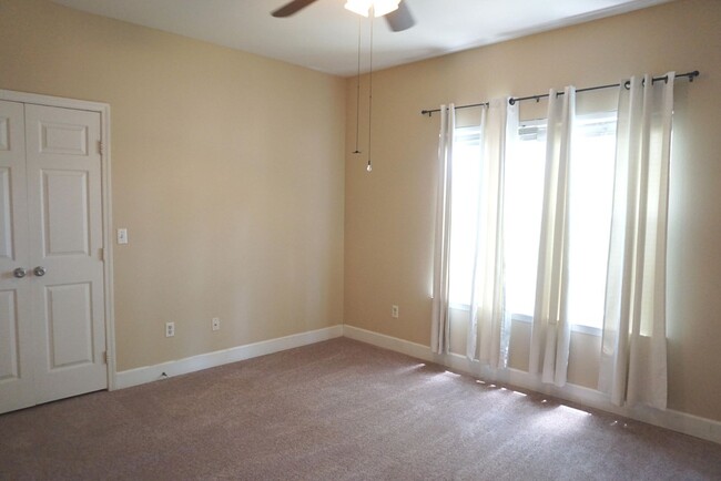 Building Photo - Ground floor 2 bedroom condo in gated Pont...