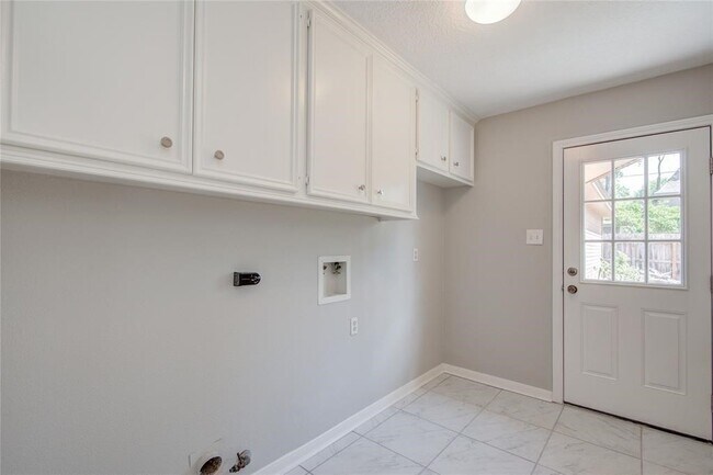 Building Photo - 11918 Glenway Dr