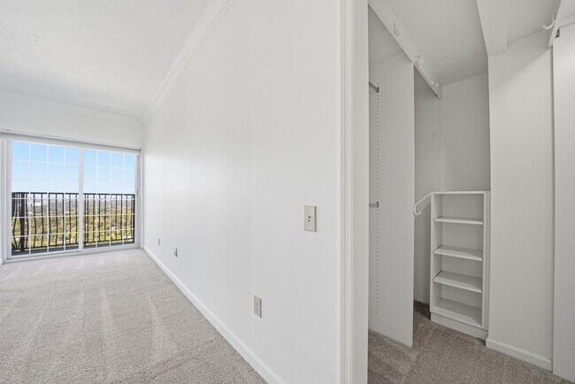 Building Photo - Penthouse Living in Midtown!