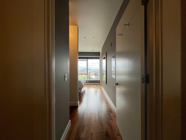 Building Photo - Incredible 1Bd/1Ba Fully Furnished Condo in the Pearl!!!! Corner Unit with Spectacular Views & Ga...