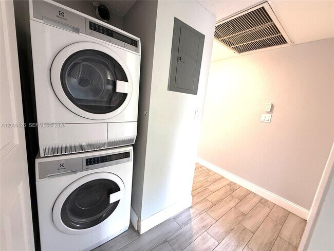 Building Photo - 802 Constitution Dr