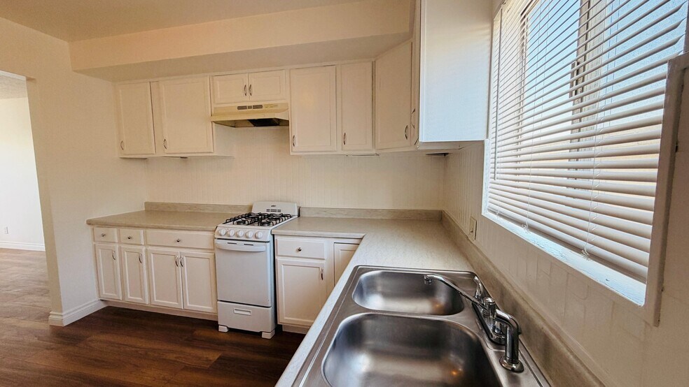 Building Photo - 1439 W 84th Pl